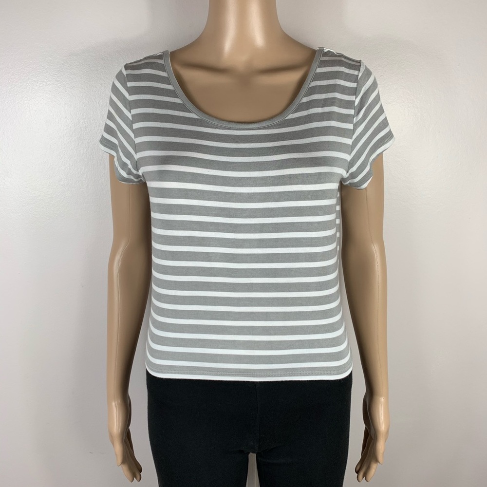 GUESS Large Gray White Striped Scoop Neck Crop Top